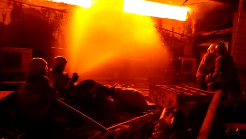 Toko Swalayan di Cilandak Terbakar, 6 Mobil Damkar Dikerahkan