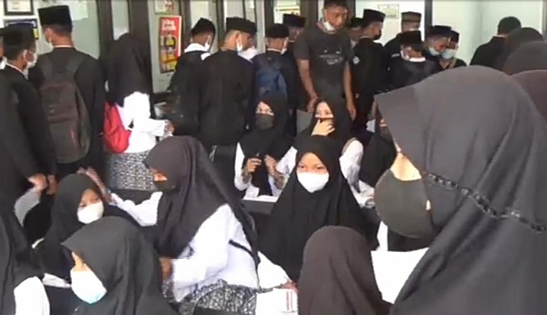  Demi PTM, Pelajar di Purwakarta Rela Berdesak-desakan agar Bisa Divaksin