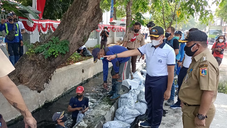 Antisipasi Musim Hujan, Lantamal III Kerahkan Pasukan Bersihkan Saluran Air