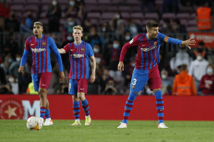Taktik Konyol! Ronald Koeman Pasang Gerard Pique Jadi Striker, Netizen: Kehancuran Barca