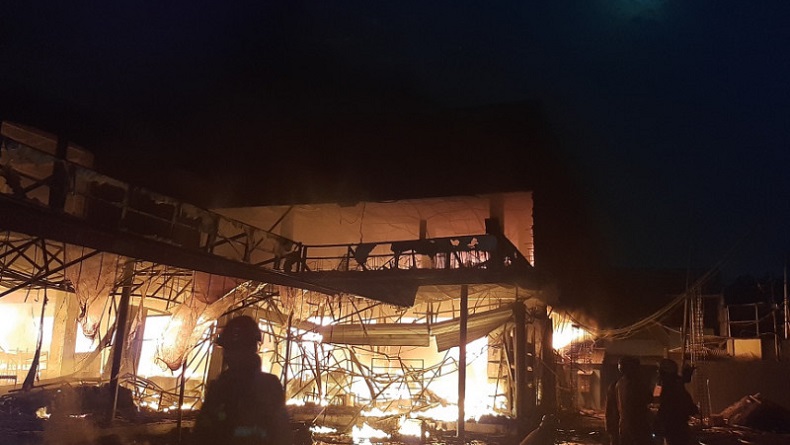 26 Unit Damkar Padamkan Kebakaran Toko Swalayan di Cilandak, Stok Air dari Kolam Renang