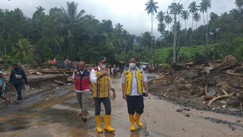 Jalan dan Jembatan Terdampak Banjir di Minahasa Tenggara Dibersihkan