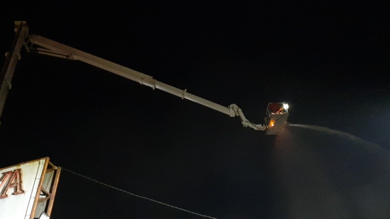 Damkar Turunkan Mobil Bronto Skylift Padamkan Api di Toko Swalayan Cilandak