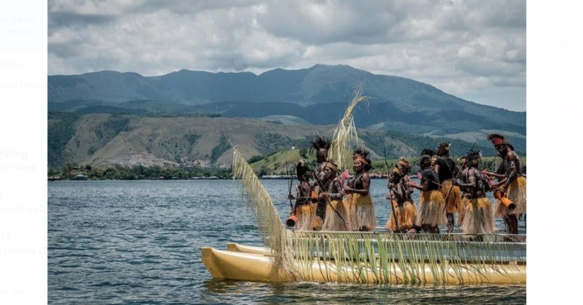 Mengenal Kampung Terapung Danau Sentani, Wisatawan Datang Disambut Tarian di Atas Air