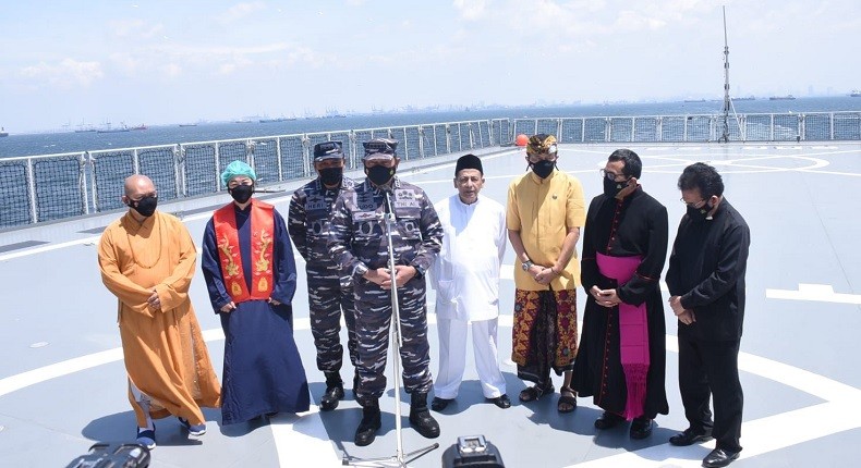 Pandemi Covid-19, KSAL Pimpin Doa Bersama Lintas Agama di Atas KRI Semarang-594