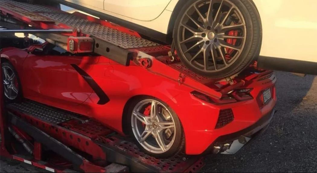 Viral, Mobil Sport Mewah Ringsek Tertimpa Mobil Lain saat Diangkut Truk