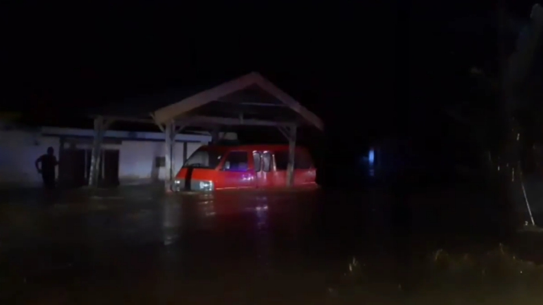 Banjir Terjang Walenrang Sulsel, Puluhan Warga Terjebak dan 2 Rumah Hanyut