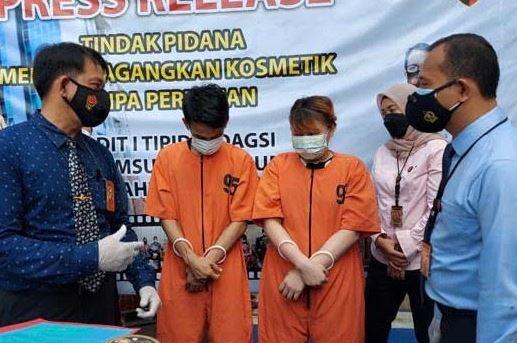 Raup Jutaan Rupiah, Pasutri di Palembang Jual Kosmetik Ilegal Modus Hadiah Motor