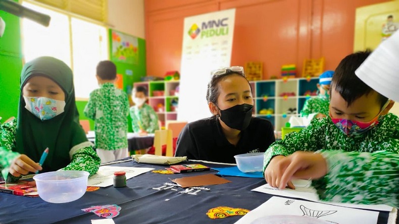 MNC Peduli Ajak Anak-Anak Desa Cipanas Bermain dan Belajar untuk Kembangkan Kreativitas