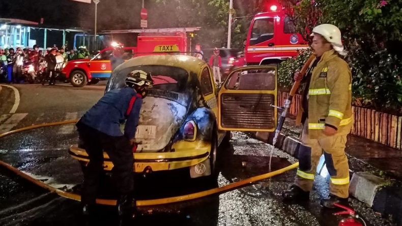 Mobil VW Beetle Terbakar di Jalan Simatupang