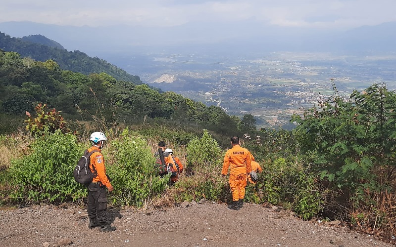 Hari Keempat Pencarian Pendaki Hilang di Gunung Guntur, Tim SAR Dibagi Jadi 2 Regu