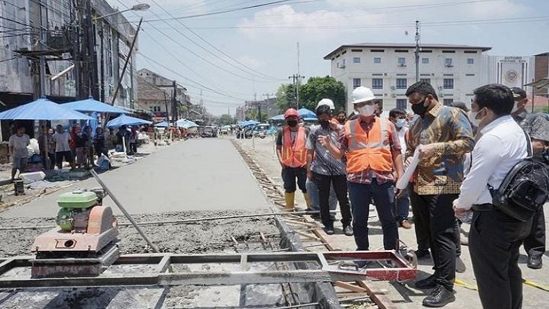Pastikan Kualitas, Bobby Nasution Sidak Pembetonan Jalan Veteran Medan