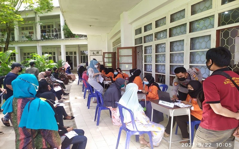 Dorong Percepatan Herd Immunity, Polda Sumsel dan Mahasiswa Gelar Vaksinasi Massal