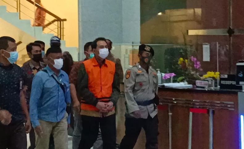 Resmi Ditahan KPK, Azis Syamsuddin Pakai Rompi Oranye dan Tangan Diborgol