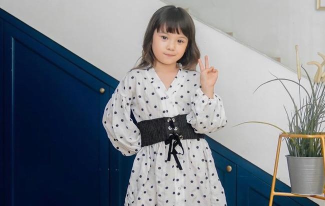 Gemasnya Gempi Pakai Dress Polkadot, Netizen: Cantik Banget, Mirip Mama Gisel   