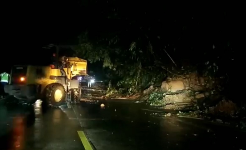Longsor di Jalur Lintas Sumatera, Akses Padang Menuju Solok Terputus 6 Jam