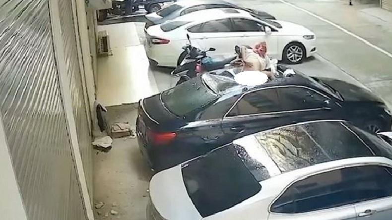 Ngeri, Wanita Setengah Telanjang Jatuh dari Balkon dan Mendarat di Atas Kap Mobil 