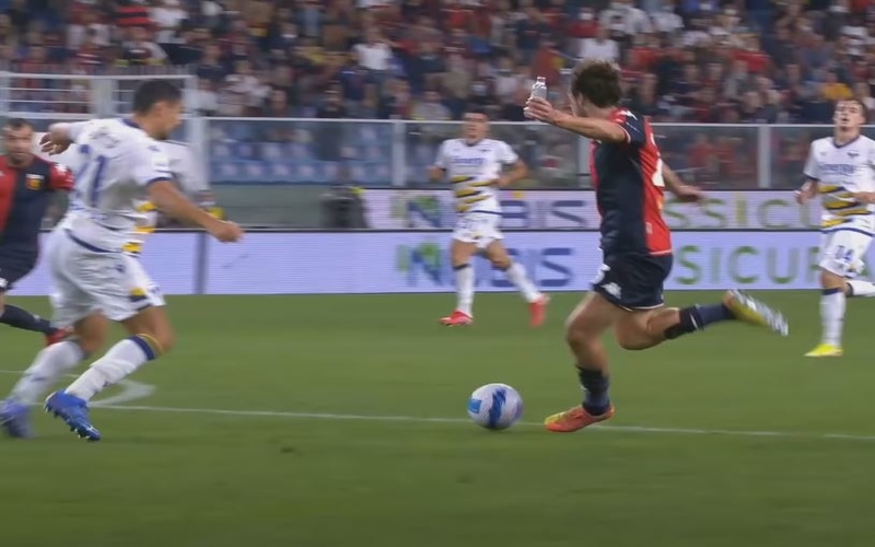 Kejadian Unik, Bomber Genoa Cetak Gol Menawan Sambil Pegang Botol Minum