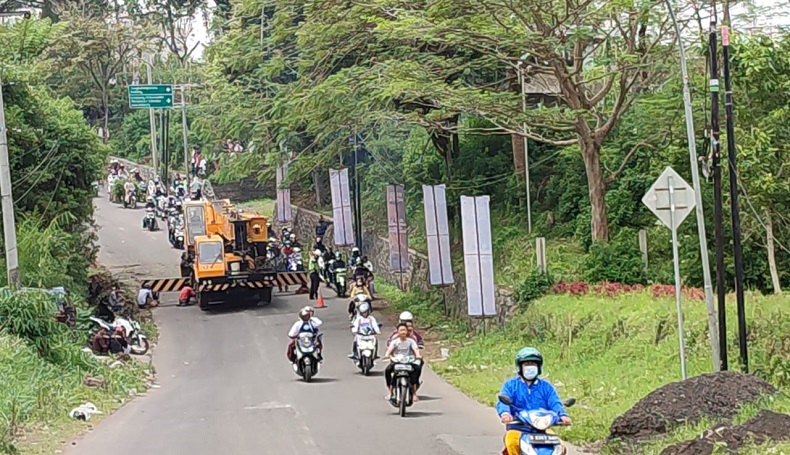Gegara Truk Kontainer Terguling, Jalan Tangkuban Parahu KBB Macet 1 Kilometer
