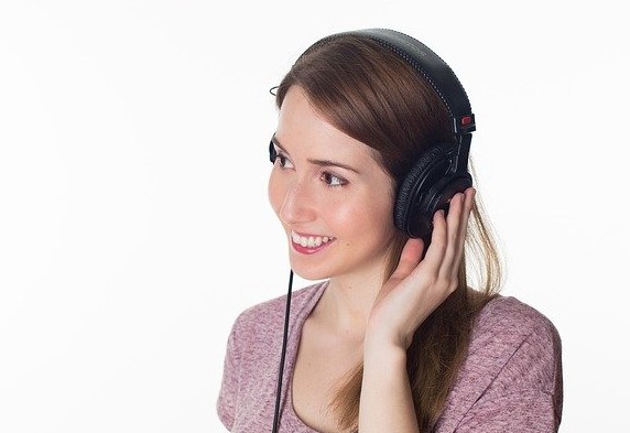 4 Manfaat Dengarkan Musik saat Bekerja, Tenangkan Pikiran hingga Perbaiki Mood