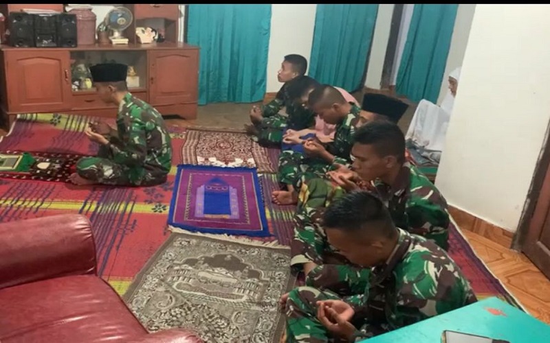 Cerita Prajurit TNI Ditampung dan Diajak Warga Shalat Berjemaah di Lokasi TMMD 