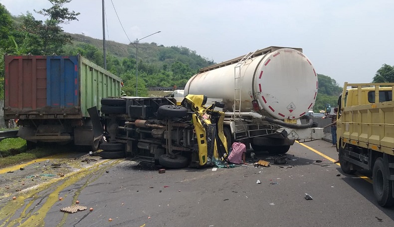 Tabrakan Beruntun di Tol Cipularang Purwakarta Cukup Dahsyat, Mobil Rusak Parah 