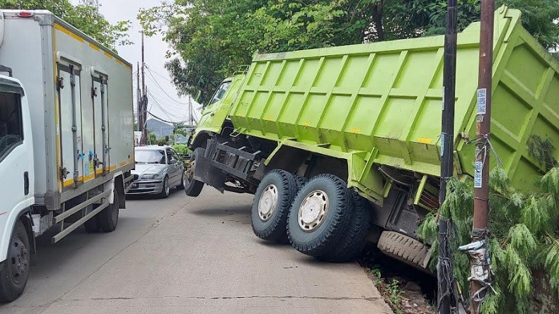 Truk Pengangkut Kerikil Tergelincir di Jalan Puspiptek Tangsel hingga Menutup Satu Jalur 