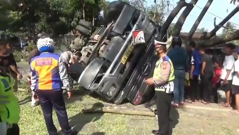 Rem Blong, Truk Tangki Semen Cair Terguling di Turunan Nagreg, 2 Tewas