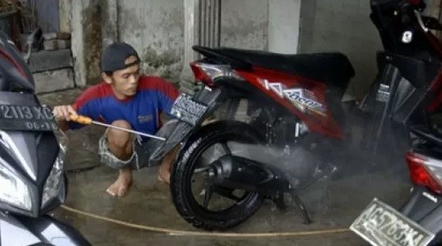 Mencuci Motor Harus Menunggu Mesin Dingin, Mitos atau Fakta?