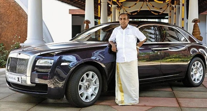 Viral Tukang Cukur Rambut Koleksi Mobil Mewah Rolls-Royce 