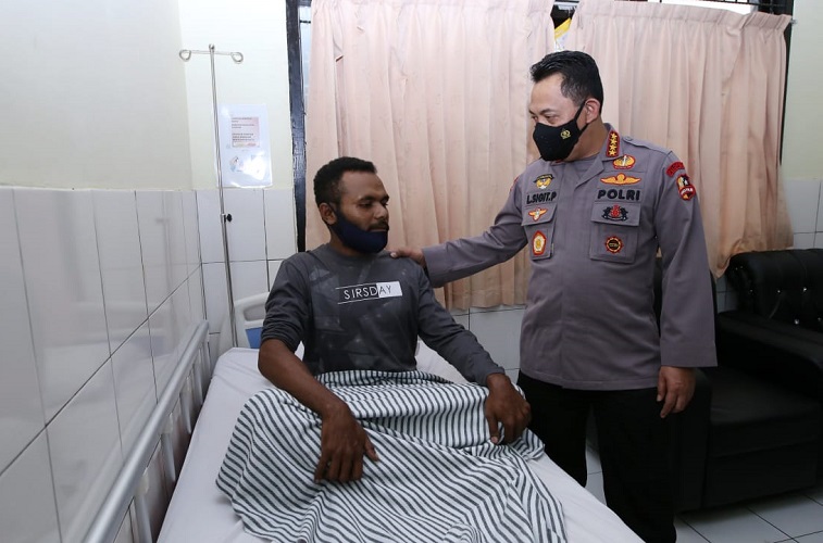 Kapolri Jenguk Polisi Korban Baku Tembak KKB: Terima Kasih, Kami Bangga dengan Kalian