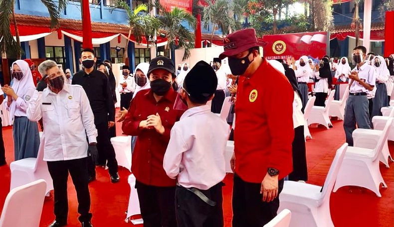 Ketua DPR Bareng Kepala BIN Tinjau Vaksinasi di Sekolah, Siswa Senang Bisa Belajar Tatap Muka