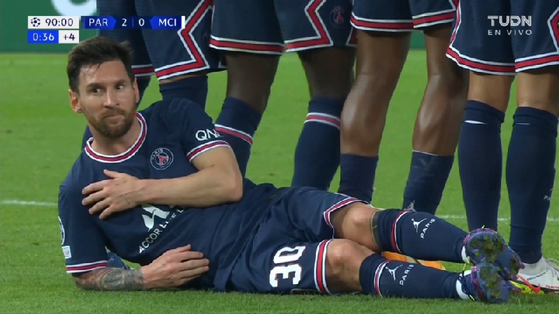 Viral Aksi Kocak Messi Tiduran saat Jadi Pagar Betis Bikin Neymar dan Herrera Melongo