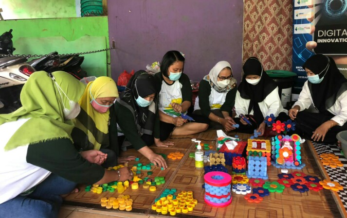 MNC Peduli dan MNC Sekuritas Dukung PKK Sumur Batu Olah Sampah Plastik