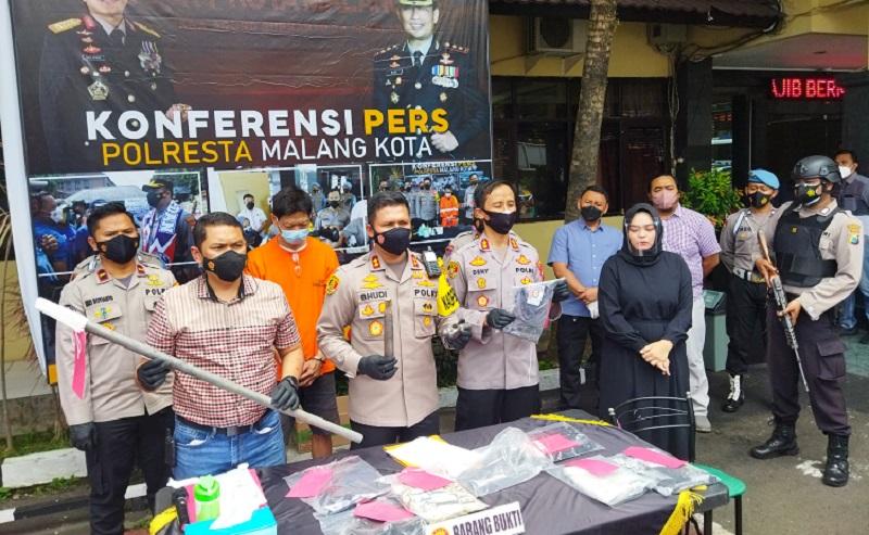 Kronologi Suami Bunuh Istri di Malang, Korban Dicekik lalu Dipukul Palu saat Mandi 