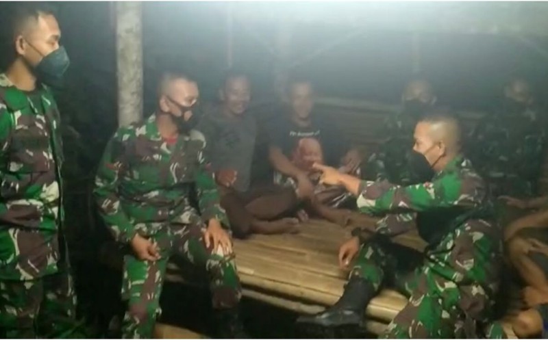 Tingkatkan Keamanan, Prajurit TNI Ronda Bareng Warga Sekitar Lokasi TMMD