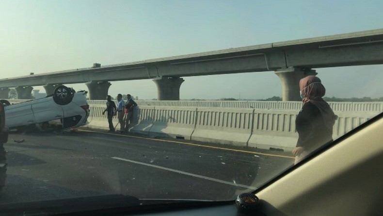 Kecelakaan, Mobil Terbalik di Jalan Layang MBZ Tambun KM 21+200 