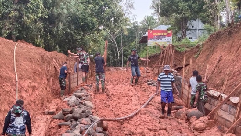 Wujudkan Mimpi Punya Jalan Mulus, Warga Semangat Bantu Satgas TMMD Selesaikan Pembangunan 
