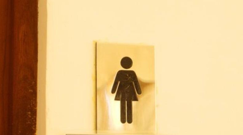 Geger, Puluhan Perempuan Buang Air Kecil di Pinggir Jalan lalu Direkam