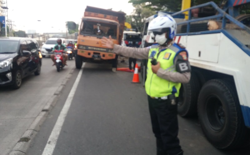 Truk Pengangkut Pasir Terguling di Palmerah, Lalu Lintas Sempat Macet