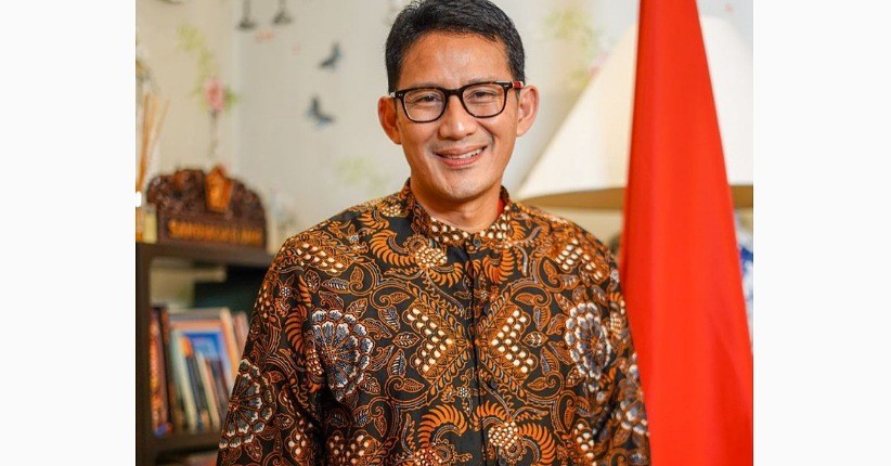Hari Batik Nasional, Sandiaga Uno Pamer Pakai Batik Apik