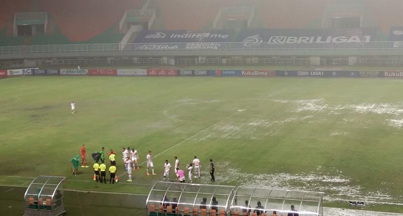 Duel Persiraja Vs Persija Dihentikan Sementara di Menit ke-13, Ada Masalah Apa?