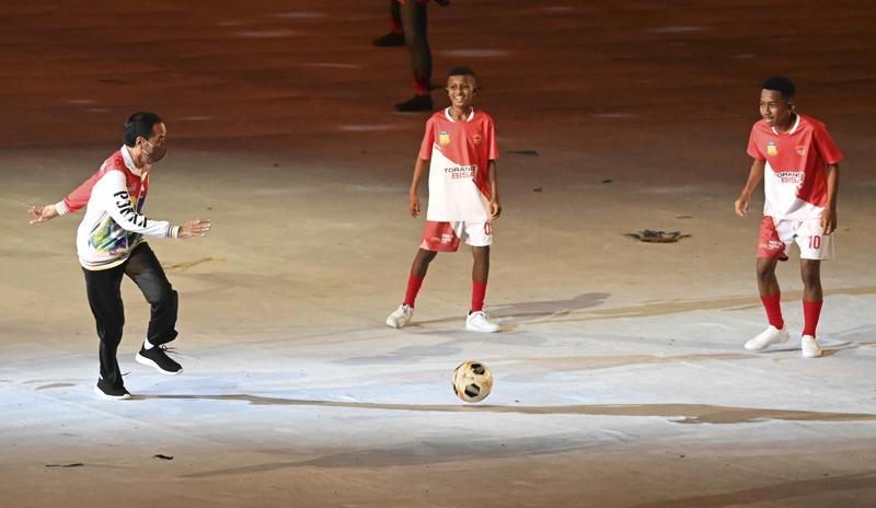 Momen Jokowi Main Bola Bareng Jack Komboy di Pembukaan PON XX Papua 2021