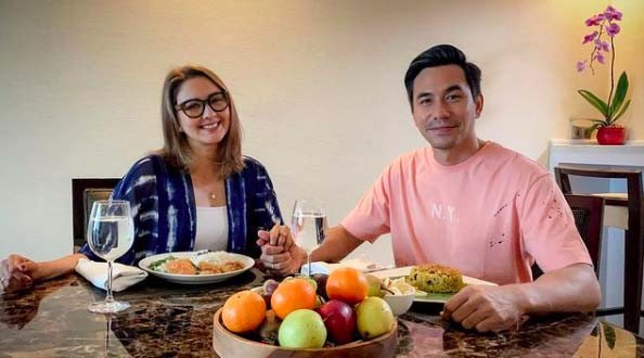 Darius Sinathrya Pamer Pelukan Mesra Bareng Donna Agnesia, Netizen: Paket Komplit Ini Cowok