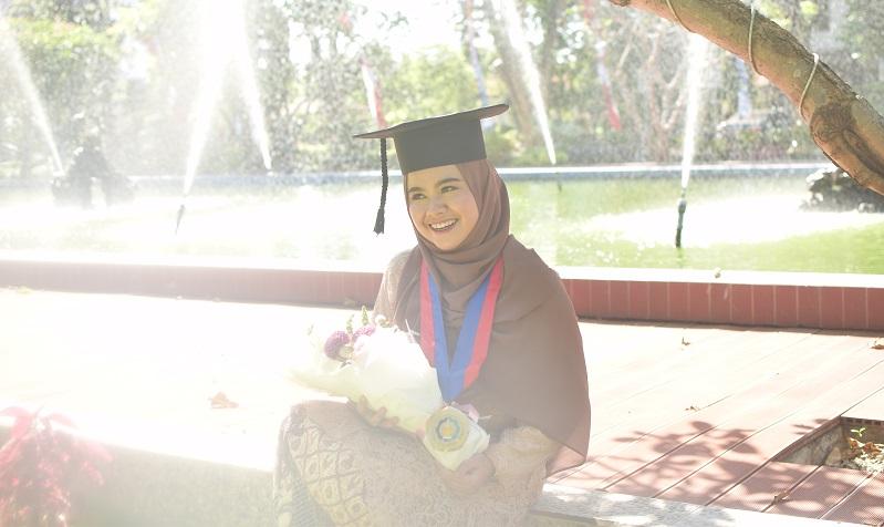 4 Fakta Gadis Cantik asal Malang Raih Gelar Doktor di Usia 24 Tahun, Nomor 3 Bikin Haru 