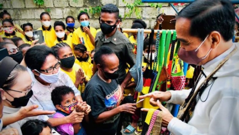 Video Viral saat Presiden Jokowi Beli Tas Noken Rajutan Anak Yatim