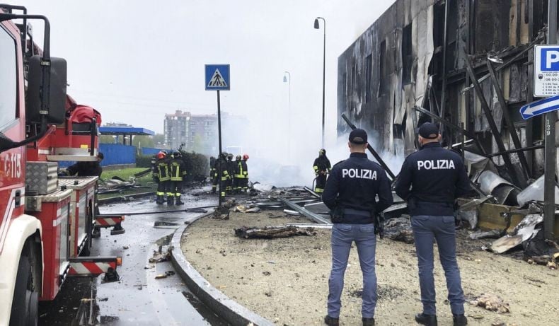 Pesawat Pribadi Hantam Bangunan 2 Lantai, 8 Orang Tewas 