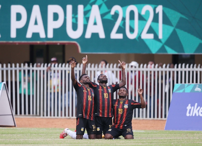 Sepak Bola Putra PON XX 2021: Papua Pesta Gol ke Gawang NTT, Sang Kiper Cetak Gol Indah
