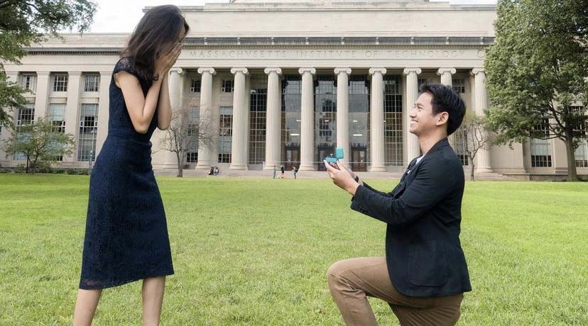 CEO Ruangguru Berlutut Lamar Kekasih di Gedung MIT Amerika Serikat, Netizen: Perfect Couple 