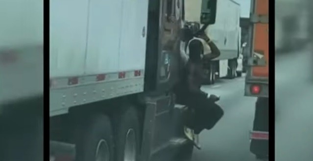 Viral, Pria Telanjang Dada Tergantung pada Kaca Spion Truk di Jalan Tol